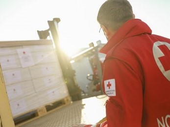 Deutsches Rotes Kreuz bei der Vorbereitung von Hilfstransporten