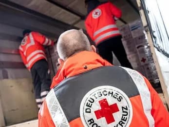 Deutsches Rotes Kreuz beim Ausladen von Hilfsgütern